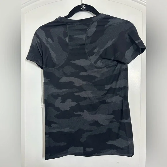 Athleta Momentum Camo Black Seamless T Shirt size small atheisure athletic NWT - Picture 2 of 13